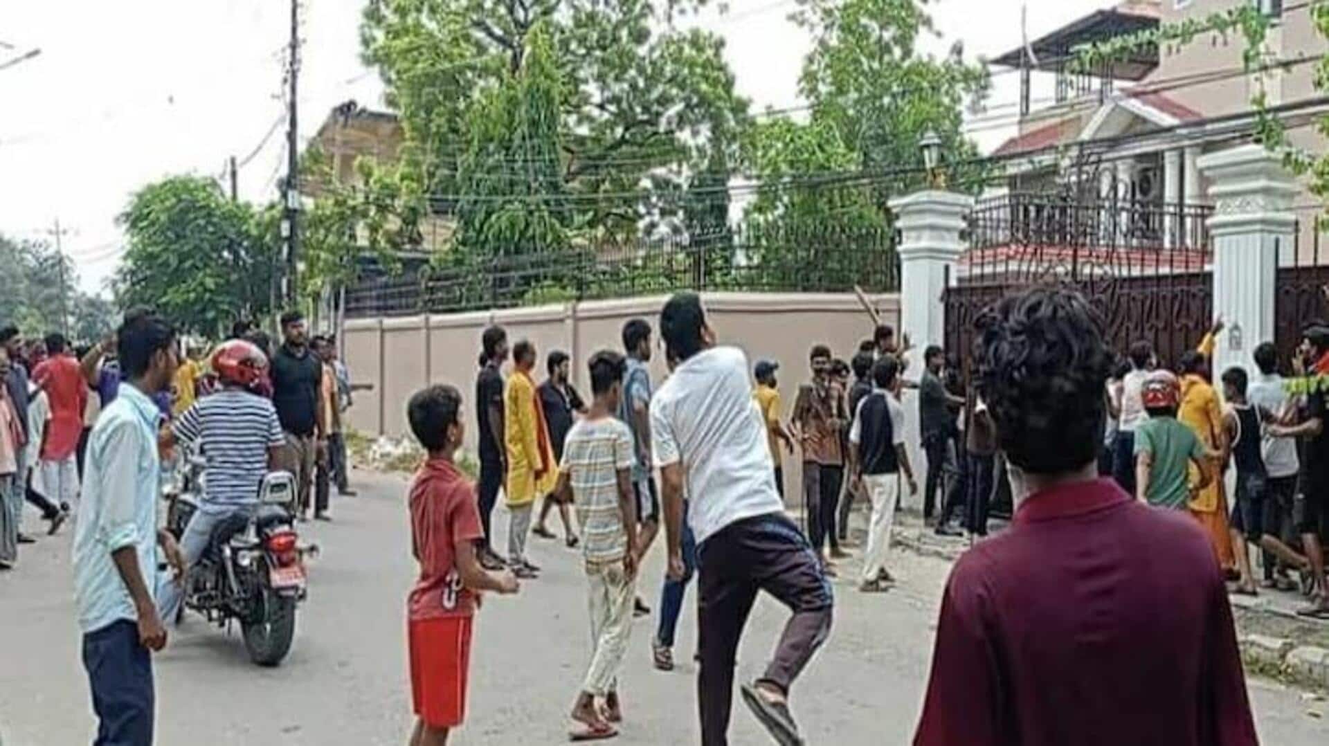 Nepal: నేపాల్ ప్రధాని ఓలి రాజీనామాకు డిమాండ్.. మాజీ ప్రధాని ఇల్లును ధ్వంసం చేసిన నిరసనకారులు Nepal: నేపాల్ ప్రధాని ఓలి రాజీనామాకు డిమాండ్.. మాజీ ప్రధాని ఇల్లును ధ్వంసం చేసిన నిరసనకారులు