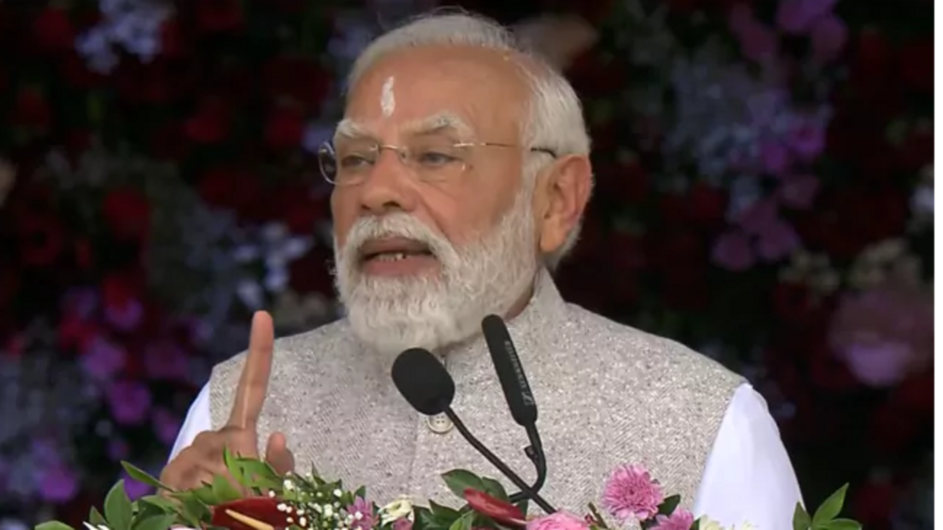 PM Modi: 'అందరిని ప్రేమించండి, అందరికి సేవ చేయండి': ప్రధాని మోదీ 