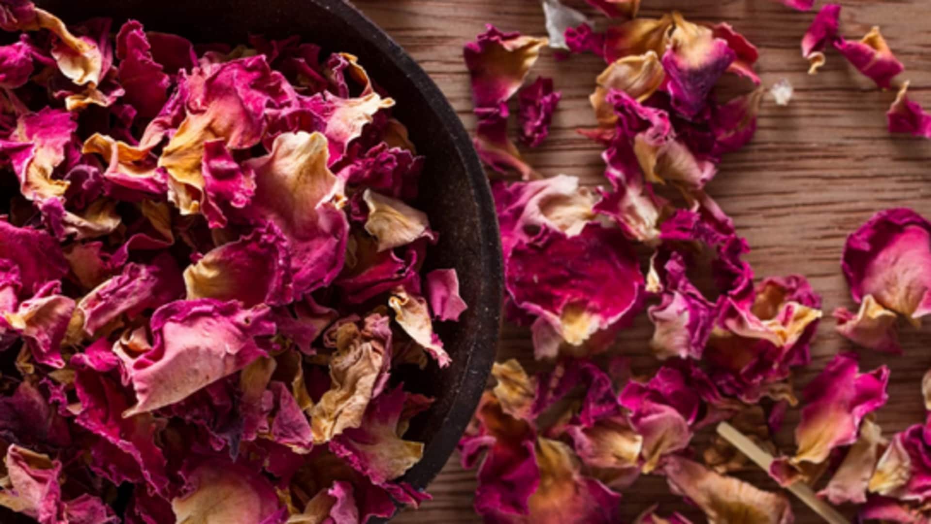 Dried rose petals: గులాబీ రేకులు కేవలం అలంకరణకే కాదు.. వంటల్లో ఇలా వాడండి