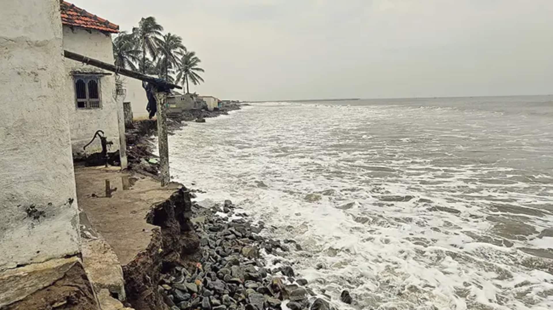 Kakinada: బంగాళాఖాత అల్పపీడన ప్రభావం.. మాయాపట్నాన్ని ముంచిన సముద్రపు అలలు Kakinada: బంగాళాఖాత అల్పపీడన ప్రభావం.. మాయాపట్నాన్ని ముంచిన సముద్రపు అలలు