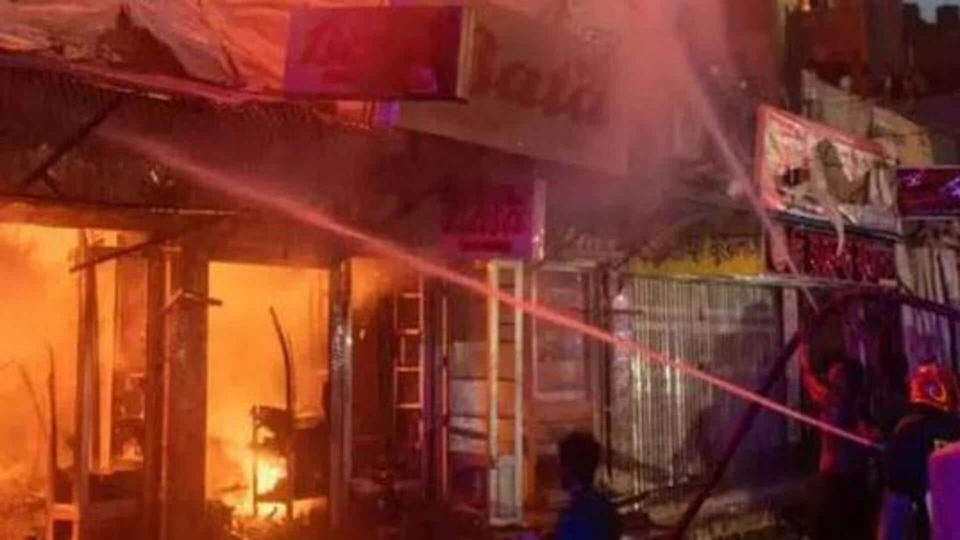 Kolkata Fire: కోల్కతాలో ఘోర అగ్నిప్రమాదం.. ఖిదిర్పూర్ మార్కెట్లో వెయ్యికిపైగా షాపులు దగ్దం Kolkata Fire: కోల్కతాలో ఘోర అగ్నిప్రమాదం.. ఖిదిర్పూర్ మార్కెట్లో వెయ్యికిపైగా షాపులు దగ్దం
