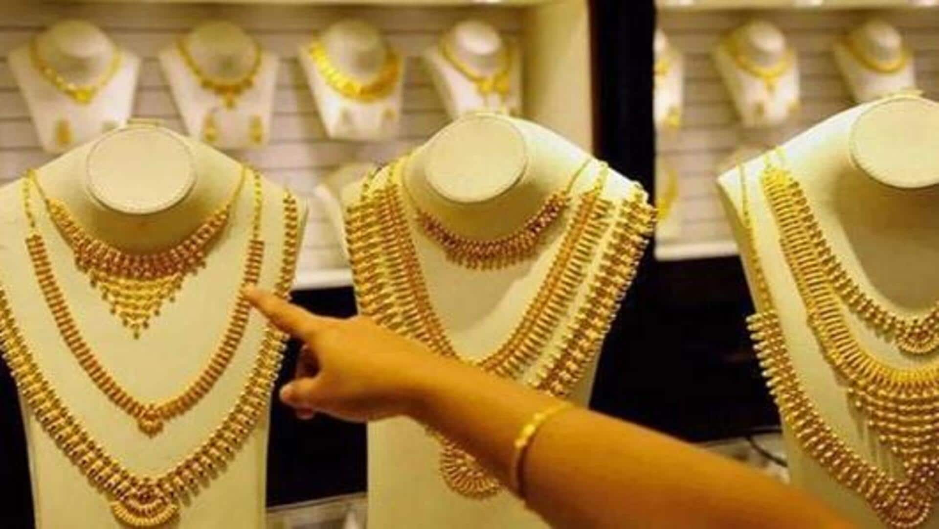 Gold Rates: రికార్డు స్థాయిలో పెరిగిన బంగారం ధర.. తులంపై రూ.900 పెంపు! Gold Rates: రికార్డు స్థాయిలో పెరిగిన బంగారం ధర.. తులంపై రూ.900 పెంపు!