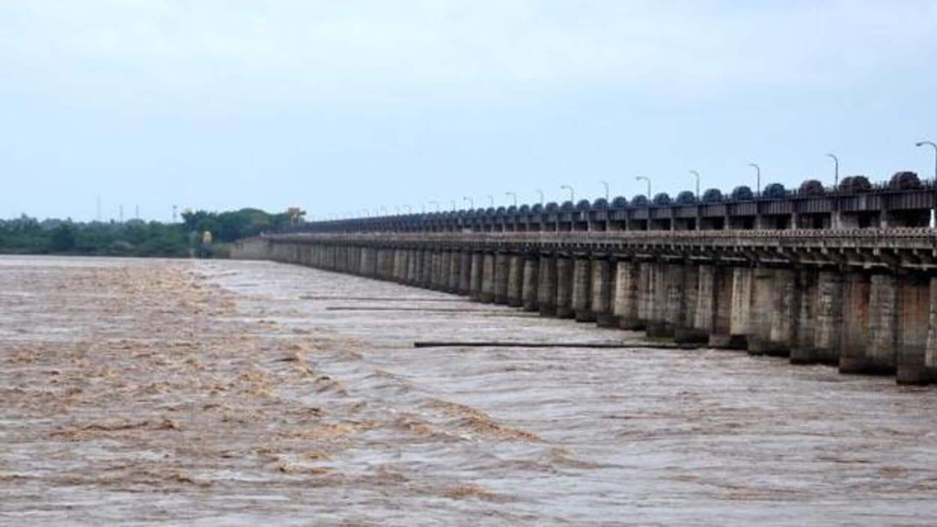 Dhawaleswaram: ధవళేశ్వరం బ్యారేజీకి భారీగా పెరుగుతున్న నీటి ప్రవాహం.. 7.38 లక్షల క్యూసెక్కుల ప్రవాహం