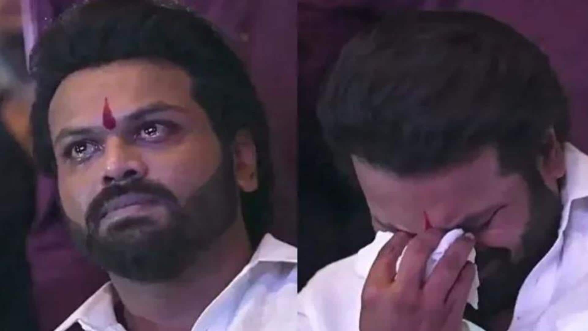 Manchu Manoj : వీడియో చూస్తూనే కళ్లలో నీళ్లు.. స్టేజిపైనే భావోద్వేగానికి లోనైన మంచు మనోజ్ Manchu Manoj : వీడియో చూస్తూనే కళ్లలో నీళ్లు.. స్టేజిపైనే భావోద్వేగానికి లోనైన మంచు మనోజ్