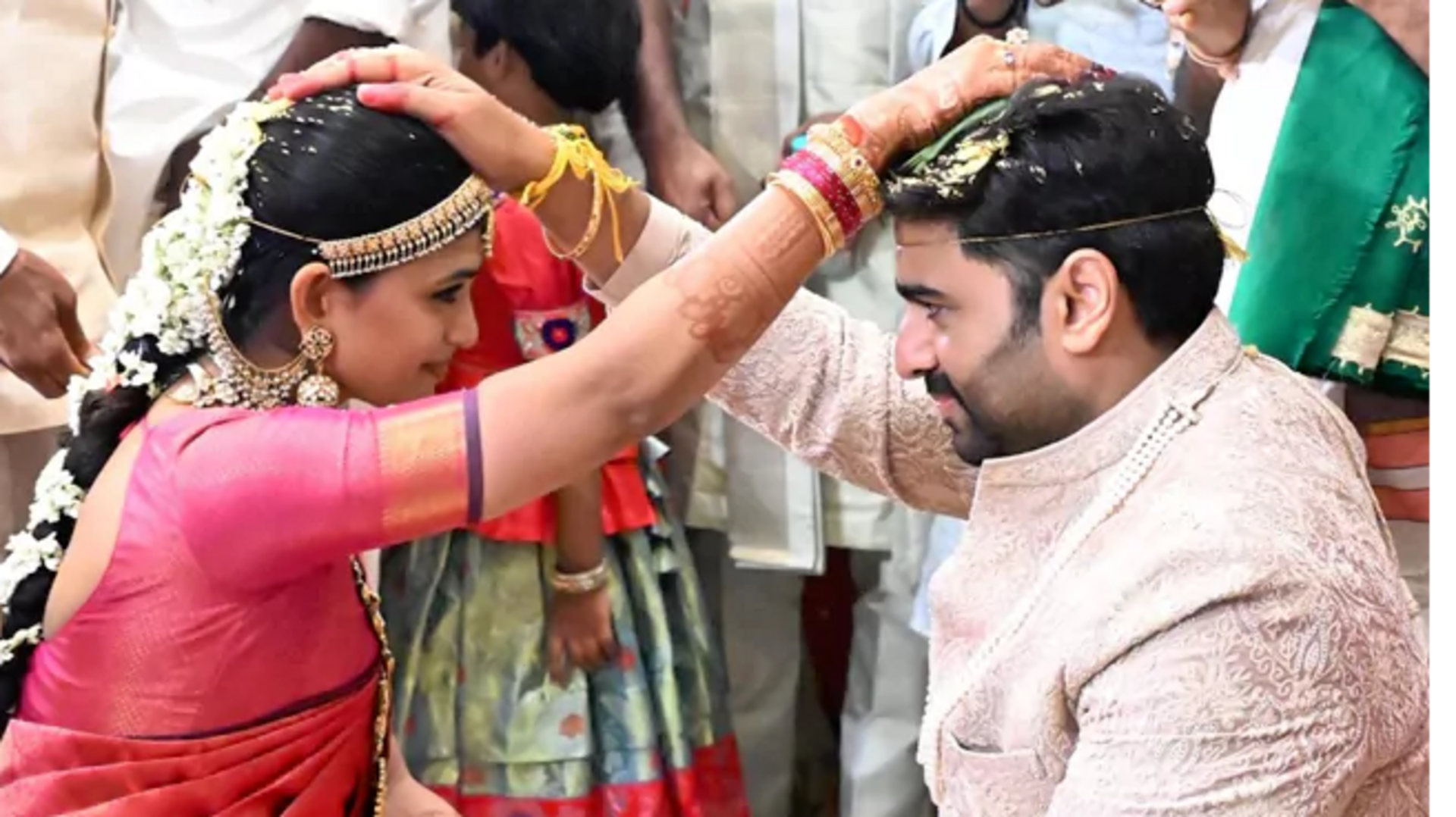 Nara Rohith Wedding: సినీ-రాజకీయ ప్రముఖుల మధ్య వైభవంగా నారా రోహిత్ పెళ్లి వేడుక  Nara Rohith Wedding: సినీ-రాజకీయ ప్రముఖుల మధ్య వైభవంగా నారా రోహిత్ పెళ్లి వేడుక