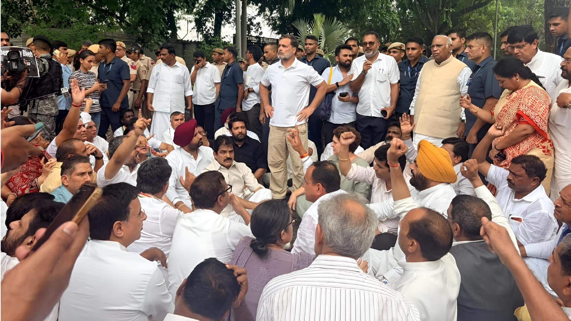 Delhi: ప్రధాని ఇంటి ముందు.. రాహుల్‌, ప్రియాంక బైఠాయింపు