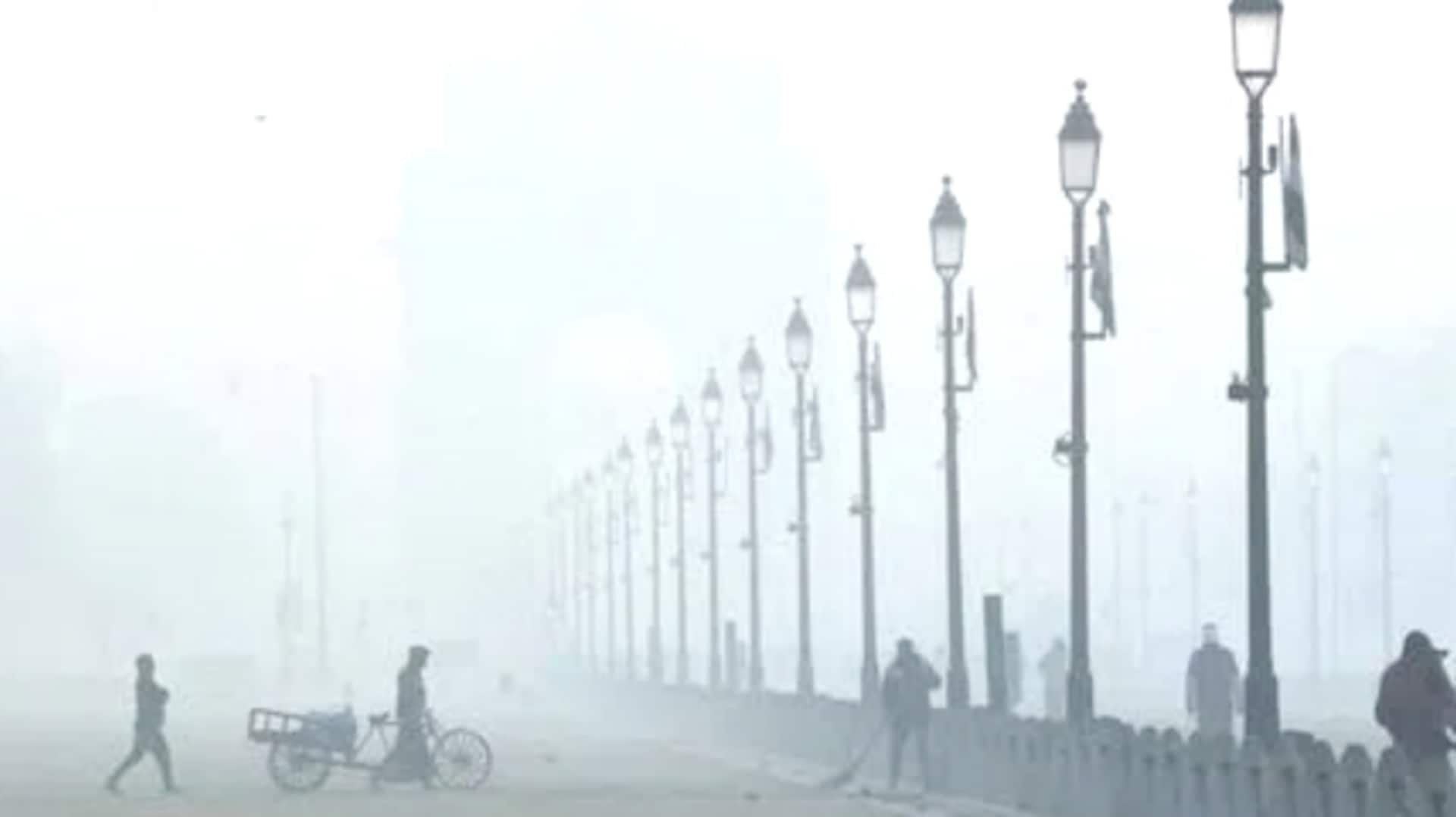 Delhi Fog : దిల్లీలో చలిపంజా.. బెంబెలెత్తుతున్న రాజధాని వాసులు.. తమిళనాడుకు భారీ వర్ష సూచన