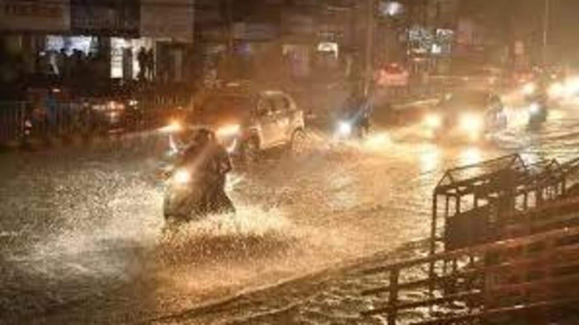Hyderabad: హైదరాబాద్ లో భారీ వర్షంతో మునిగిన జనావాసాలు,రహదారులు.. విద్యుత్తు సరఫరాకు అంతరాయం