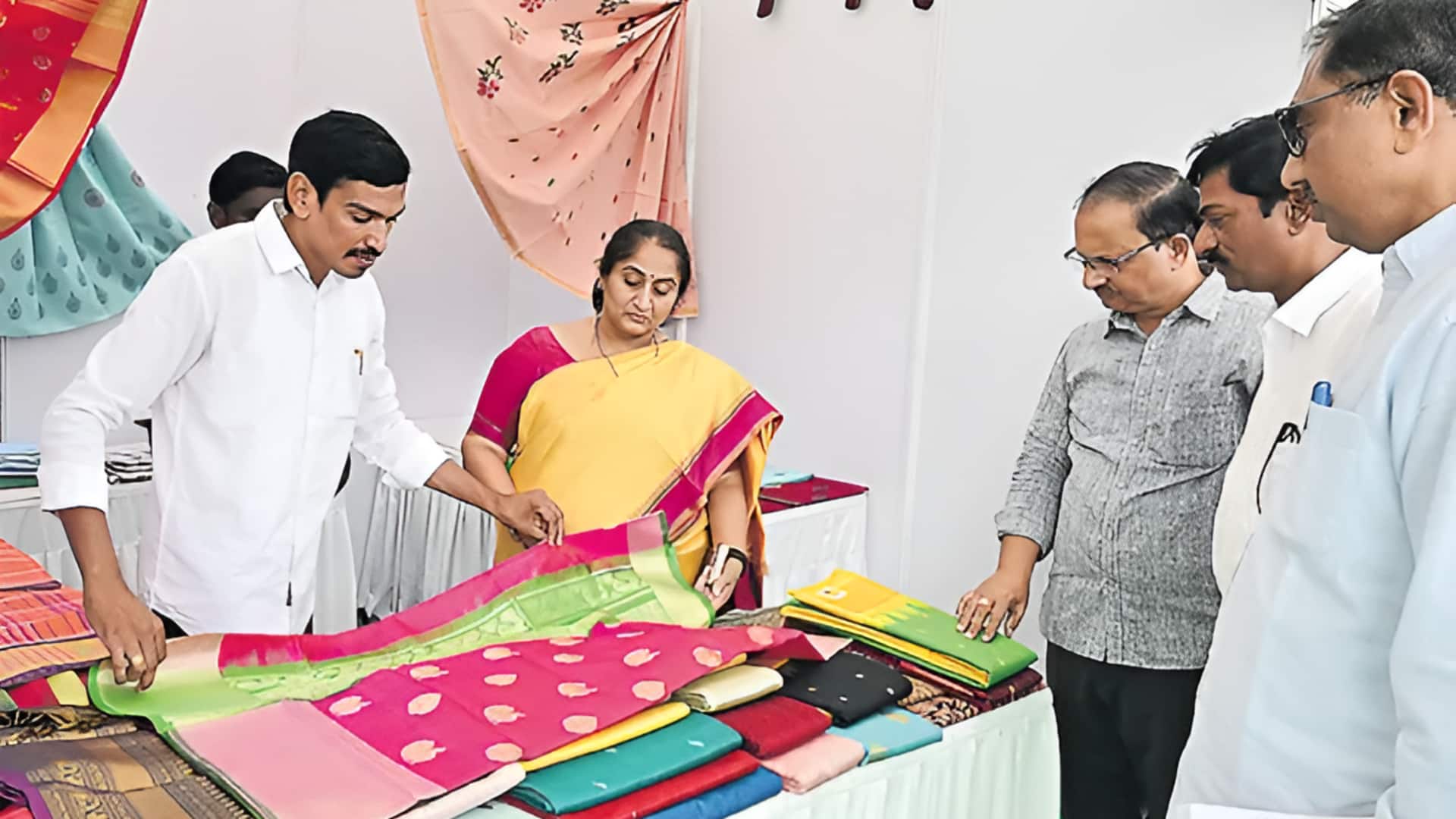 Andhrapradesh: బడ్జెట్‌ సమావేశాలు ముగిసే వరకూ అసెంబ్లీ ఆవరణలో చేనేత స్టాళ్లు