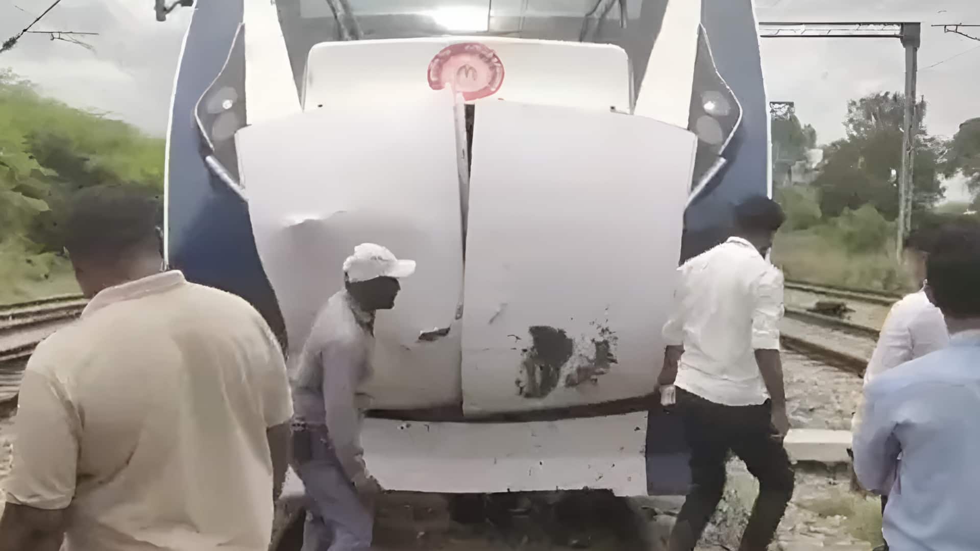 Vande Bharat Express: సత్యసాయి జిల్లాలో వందేభారత్‌కు తప్పిన పెద్ద ప్రమాదం.. ఆవులను ఢీకొట్టిన రైలు!