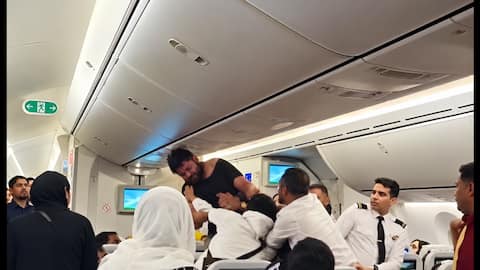 Biman Bangladesh Airlines: విమానంలో ప్రయాణికుల మధ్య ఘర్షణ.. వైరల్‌గా మారిన వీడియో