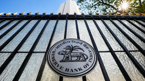 Reserve Bank's Dollar Scheme: ఆర్బీఐ డాలర్-రూపాయి స్వాప్‌కు భారీ స్పందన.. ఎన్నారైల నుంచి 136 బిలియన్ డాలర్లు