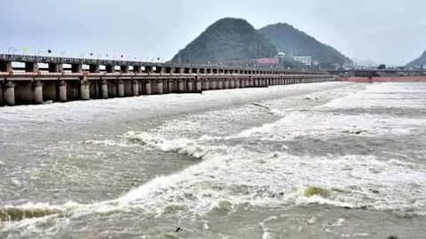 Prakasam Barrage: ప్రకాశం బ్యారేజీకి పెరిగిన వరదనీటి ప్రవాహం.. మొదటి ప్రమాద హెచ్చరిక జారీ