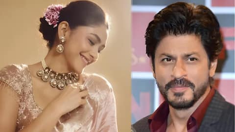 Mrunal Thakur: షారుక్ ఖాన్ అంటే పిచ్చి ప్రేమ.. మనసులో మాట చెప్పేసిన మృణాల్ ఠాకూర్!