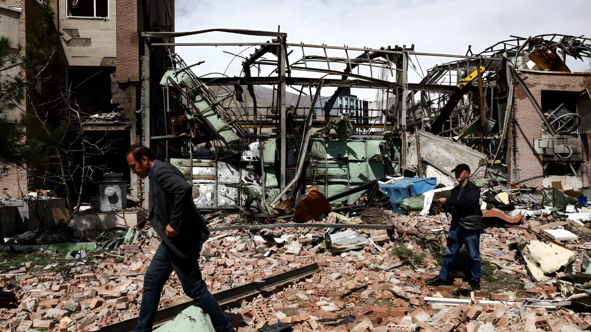 Iran War: ఇరాన్‌పై భీకర వైమానిక దాడులు.. 13 మంది మృతి