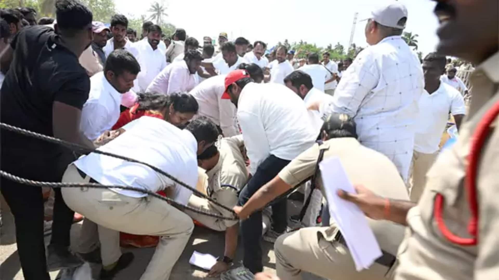 Jagan: జగన్ పర్యటనలో మళ్లీ ఉద్రిక్తతలు.. కాన్వాయ్ నుండి జారిపడిన వైకాపా నాయకుడు Jagan: జగన్ పర్యటనలో మళ్లీ ఉద్రిక్తతలు.. కాన్వాయ్ నుండి జారిపడిన వైకాపా నాయకుడు