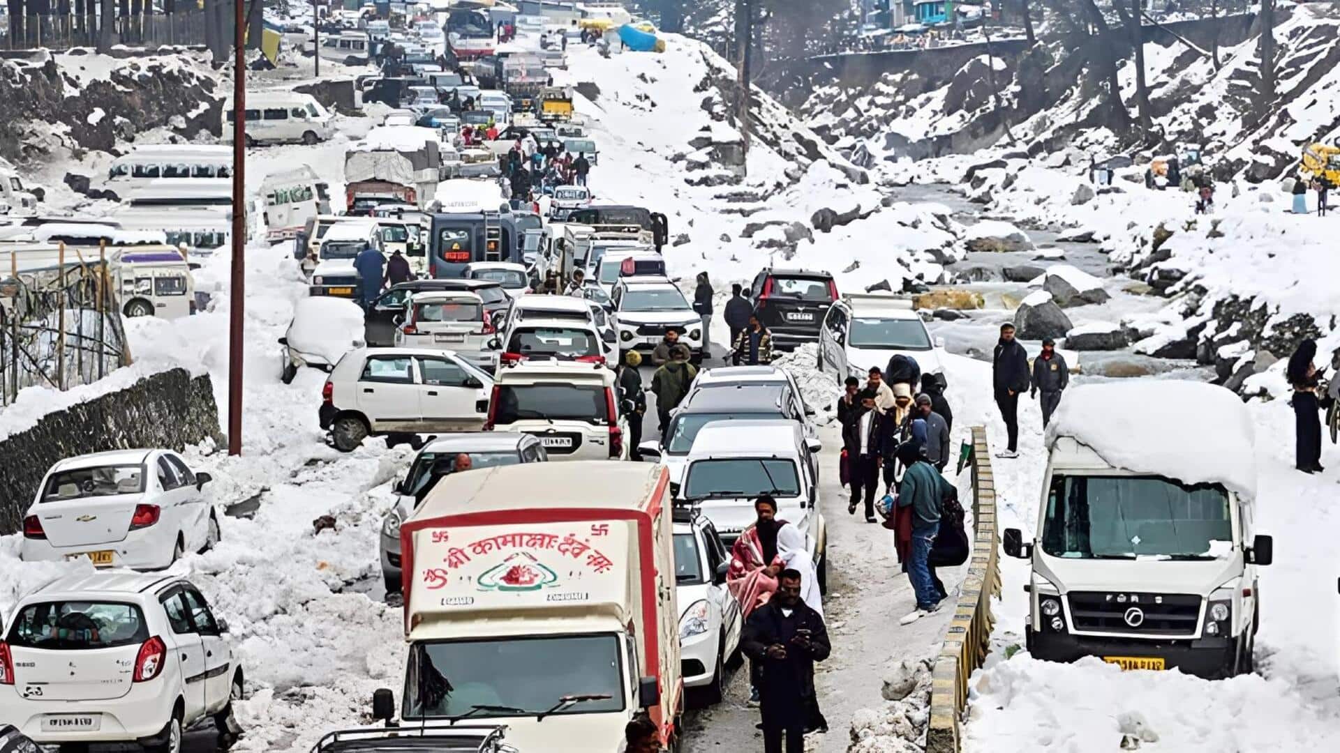 Himachal Pradesh: మనాలీ-హిమాచల్‌లో తీవ్ర హిమపాతం.. నిలిచిపోయిన వందలాది వాహనాలు