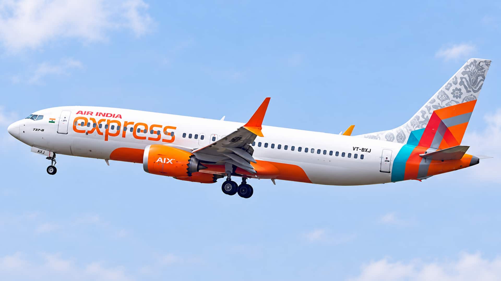Air India Express: బ్రీత్‌ టెస్ట్‌కు ఆలస్యంగా హాజరు.. 8 మంది ఎయిరిండియా ఎక్స్‌ప్రెస్‌ పైలట్లపై వేటు
