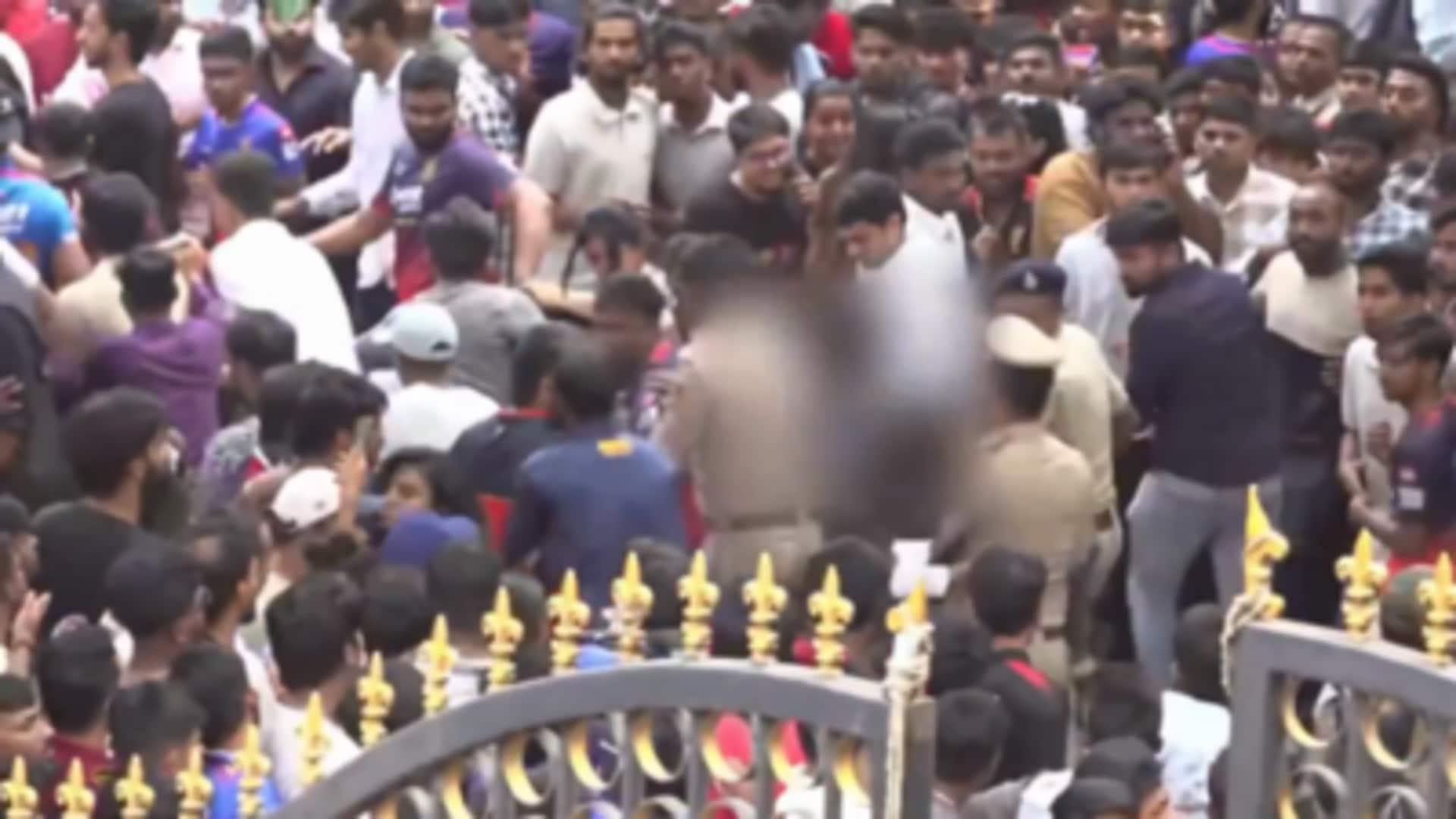 Bengaluru: ఆర్సిబి విజయోత్సవ వేడుకల్లో విషాదం.. తొక్కిసలాటలో 8మంది మృతి Bengaluru: ఆర్సిబి విజయోత్సవ వేడుకల్లో విషాదం.. తొక్కిసలాటలో 8మంది మృతి