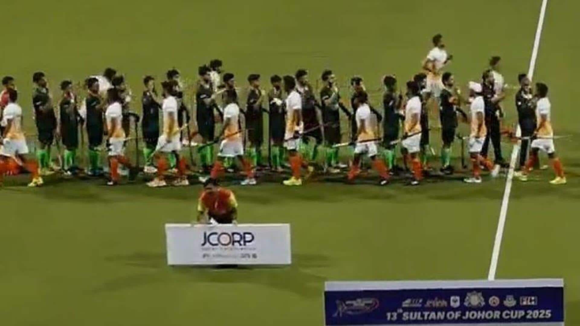 Hockey: హాకీ మైదానంలో స్నేహస్ఫూర్తి.. చేతులు కలిపిన భారత్-పాక్ ఆటగాళ్లు! Hockey: హాకీ మైదానంలో స్నేహస్ఫూర్తి.. చేతులు కలిపిన భారత్-పాక్ ఆటగాళ్లు!