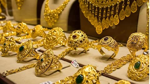 Gold Rates: బంగారం కొనాలనుకునేవారికి శుభవార్త.. మరోసారి తగ్గిన గోల్డ్ ధరలు.. తెలుగు రాష్ట్రాల్లో తాజా రేట్లు ఇవే!