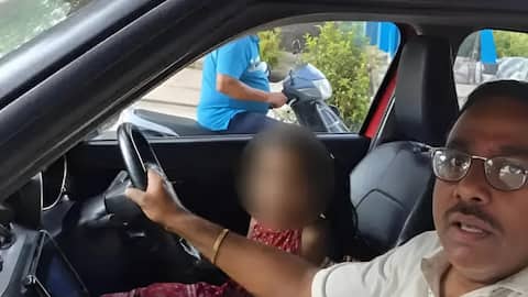 Viral Video: ఆరేళ్ల మనవరాలితో రద్దీ రోడ్డుపై కారు నడిపించిన ఎస్సై.. కేసు నమోదు