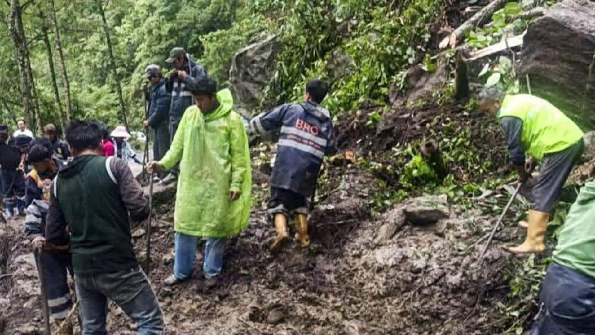 Sikkim: సిక్కింలో మిలిటరీ క్యాంప్పై కొండచరియలు.. ముగ్గురు జవాన్ల మృతి Sikkim: సిక్కింలో మిలిటరీ క్యాంప్పై కొండచరియలు.. ముగ్గురు జవాన్ల మృతి
