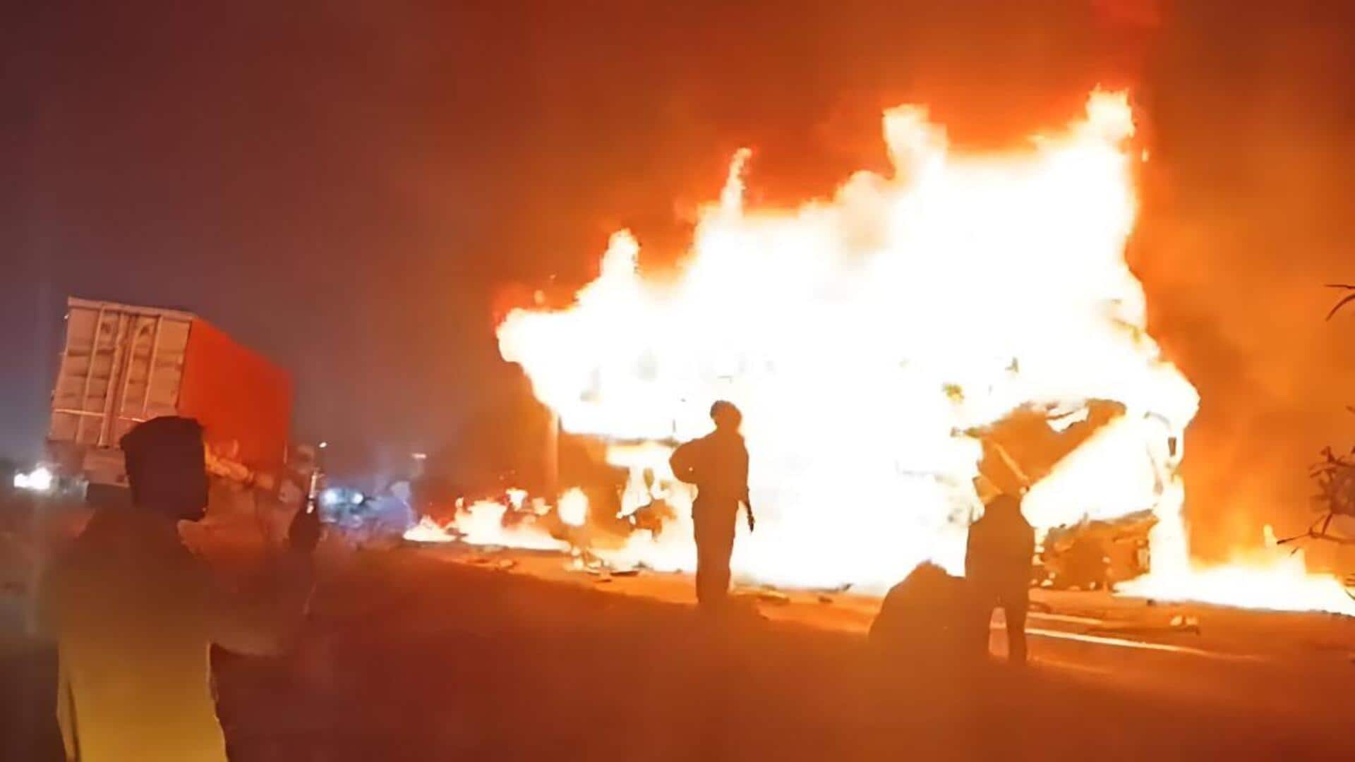 Karnataka: కర్ణాటకలో ఘోర రోడ్డు ప్రమాదం.. బస్సును ఢీకొట్టిన కంటెయినర్‌ లారీ, 13 మంది సజీవదహనం