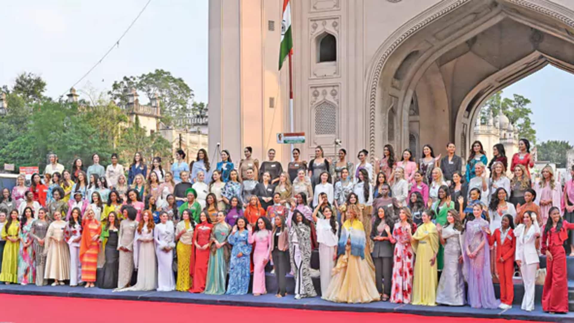 Miss World 2025: చార్మినార్.. లాడ్బజార్లో సుందరీమణుల షాపింగ్.. చౌమొహల్లా ప్యాలెస్ వరకు హెరిటేజ్ వాక్ Miss World 2025: చార్మినార్.. లాడ్బజార్లో సుందరీమణుల షాపింగ్.. చౌమొహల్లా ప్యాలెస్ వరకు హెరిటేజ్ వాక్