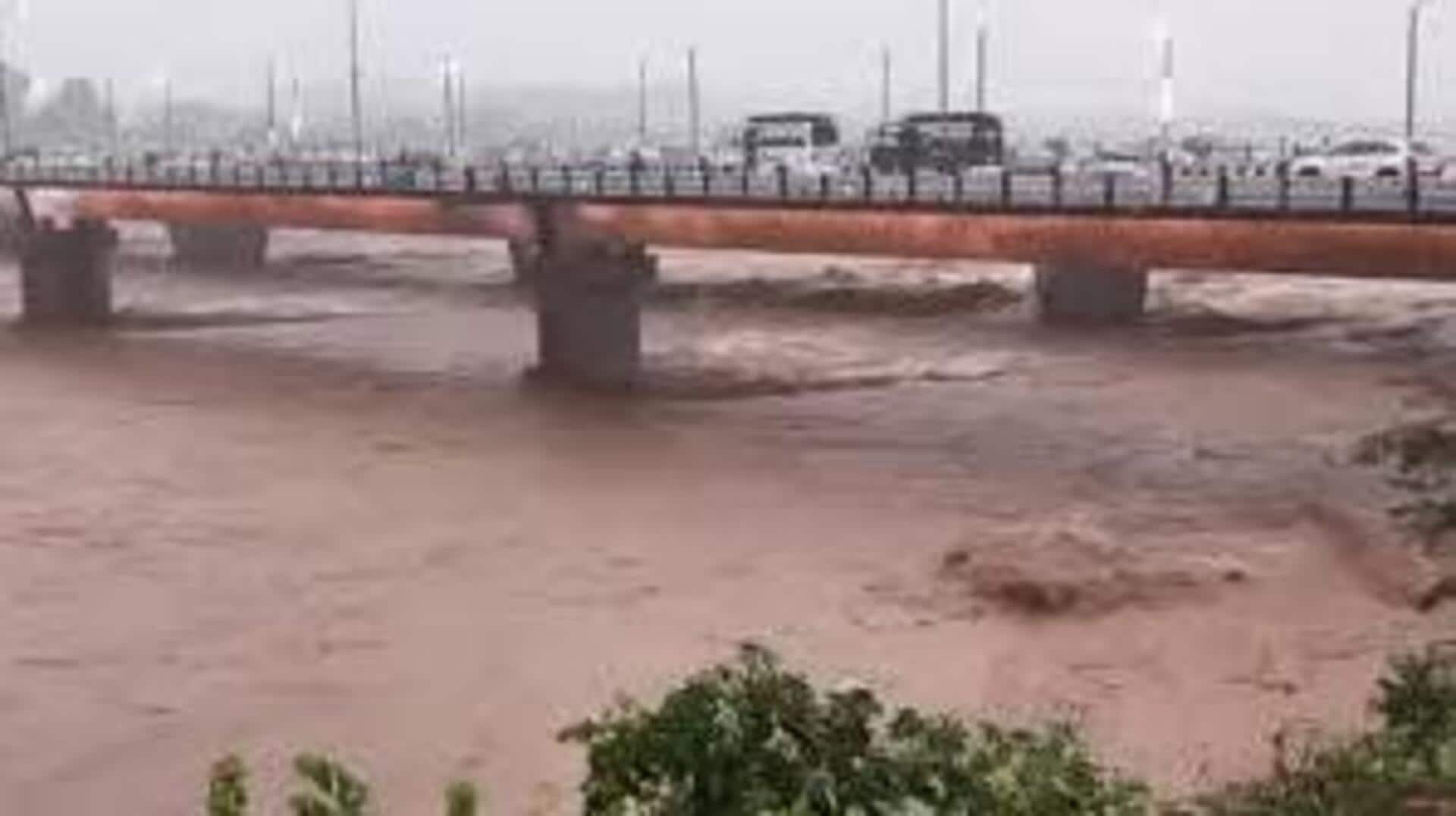 Red Alert: రికార్డు స్థాయిలో వర్షాలు.. పంజాబ్, హిమాచల్, జమ్మూకశ్మీర్లో రెడ్ అలర్ట్ Red Alert: రికార్డు స్థాయిలో వర్షాలు.. పంజాబ్, హిమాచల్, జమ్మూకశ్మీర్లో రెడ్ అలర్ట్