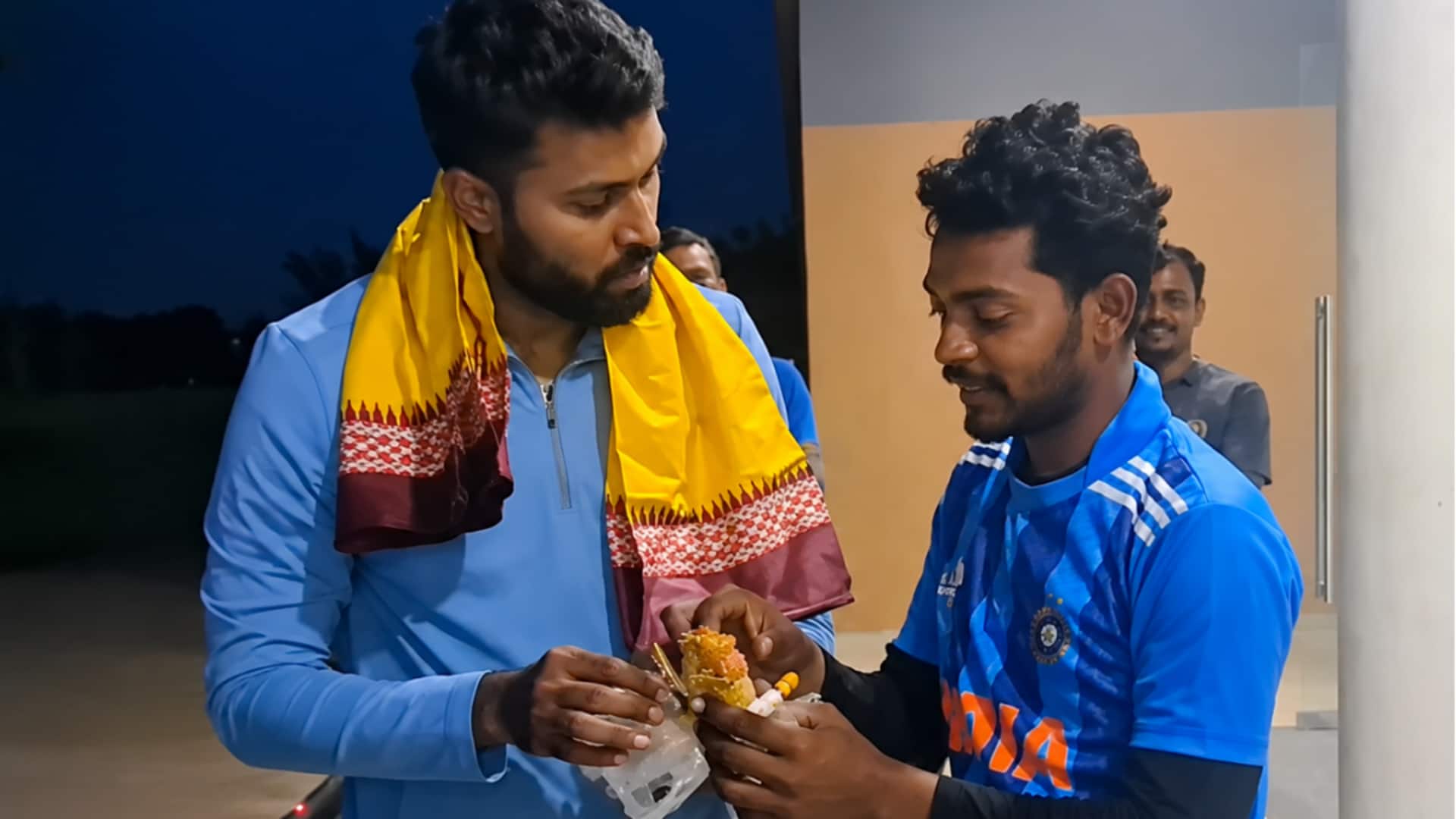 Hardik Pandya: అభిమాని ప్రేమకు ముగ్ధుడైన హార్దిక్ పాండ్యా.. నగదు బహుమతితో పాటు ఫెరారీ గిఫ్ట్