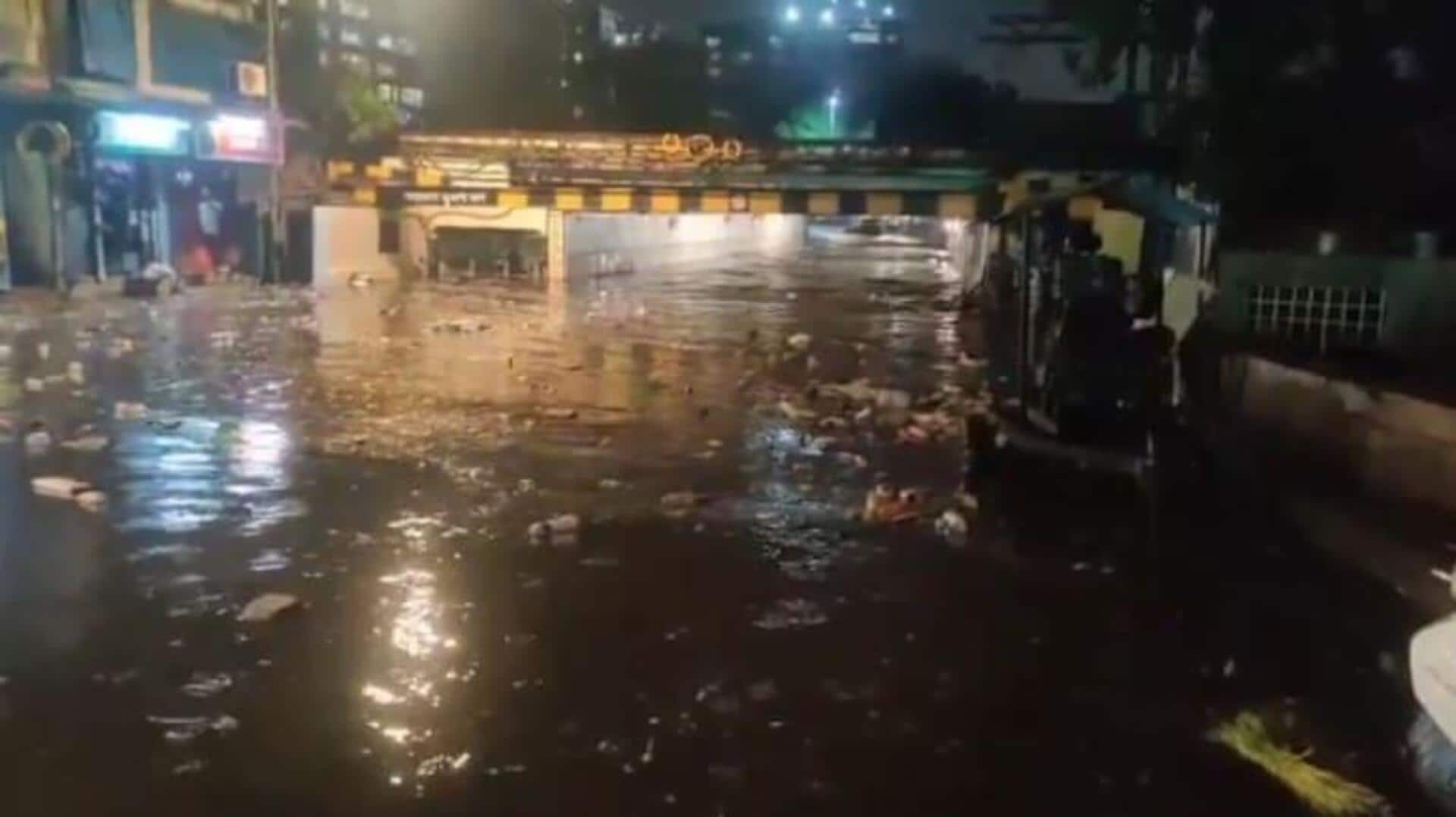 Mumbai Rain: ముంబైను ముంచెత్తిన కుండపోత వర్షం.. రోడ్లన్నీ జలమయం.. వాహనదారులకు ఇక్కట్లు Mumbai Rain: ముంబైను ముంచెత్తిన కుండపోత వర్షం.. రోడ్లన్నీ జలమయం.. వాహనదారులకు ఇక్కట్లు