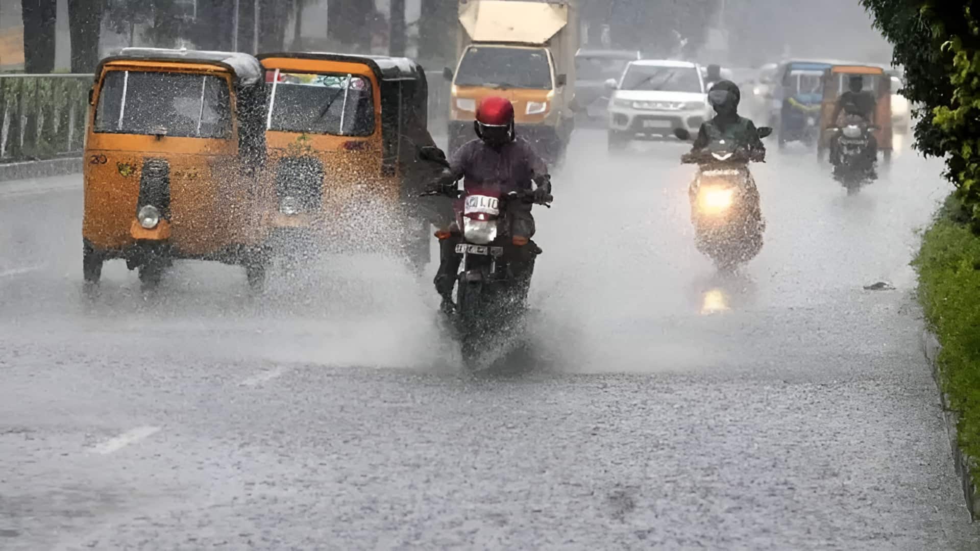 Rains: ఏపీలో మారుతున్న వాతావరణం.. ఒకవైపు వర్షాలు, మరోవైపు వడగాలులు
