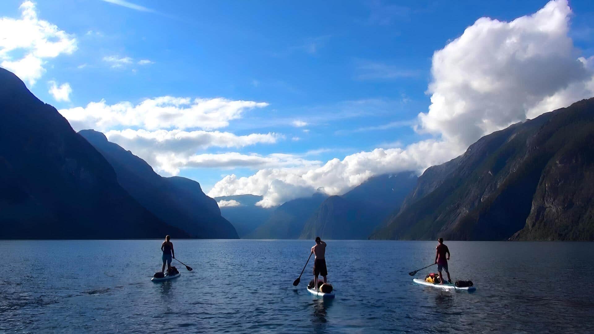 Norway Paddleboarding: నార్వే ఫియోర్డ్‌లలో ప్యాడిల్-బోర్డింగ్.. ప్రకృతి మధ్య మరపురాని సాహస యాత్ర