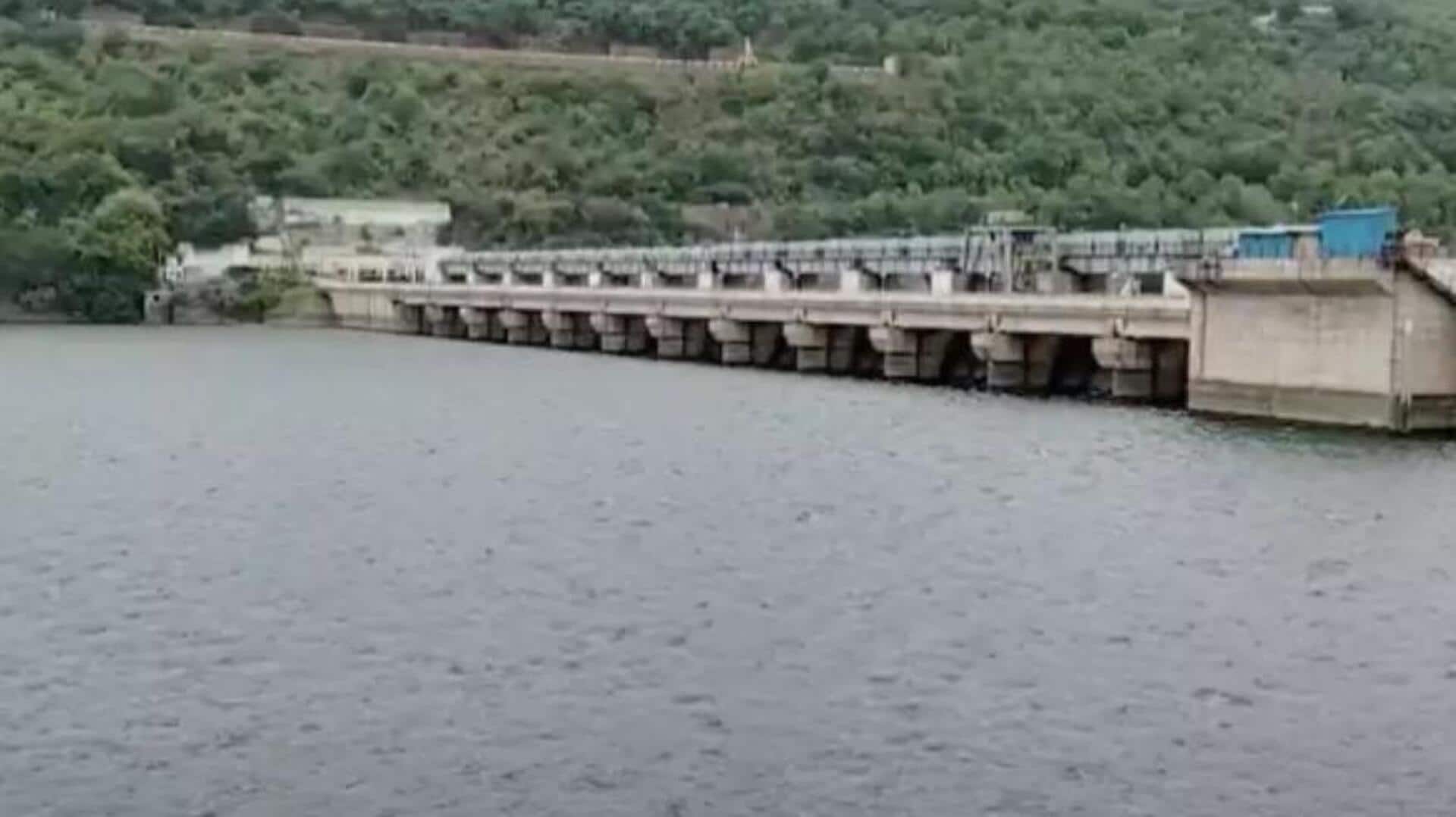 Srisailam: శ్రీశైలం జలాశయానికి భారీ వరద ప్రవాహం.. నీటిమట్టం 876 అడుగులకు చేరింది! Srisailam: శ్రీశైలం జలాశయానికి భారీ వరద ప్రవాహం.. నీటిమట్టం 876 అడుగులకు చేరింది!