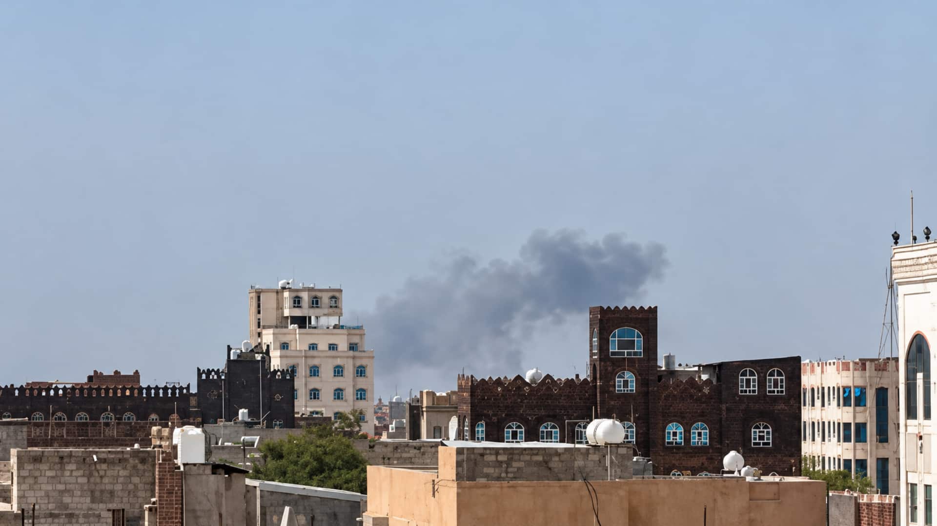 Yemen: యెమెన్‌ అధ్యక్ష భవనంపై హౌతీల దాడులు.. ఇద్దరు మృతి, ఆరుగురికి గాయాలు