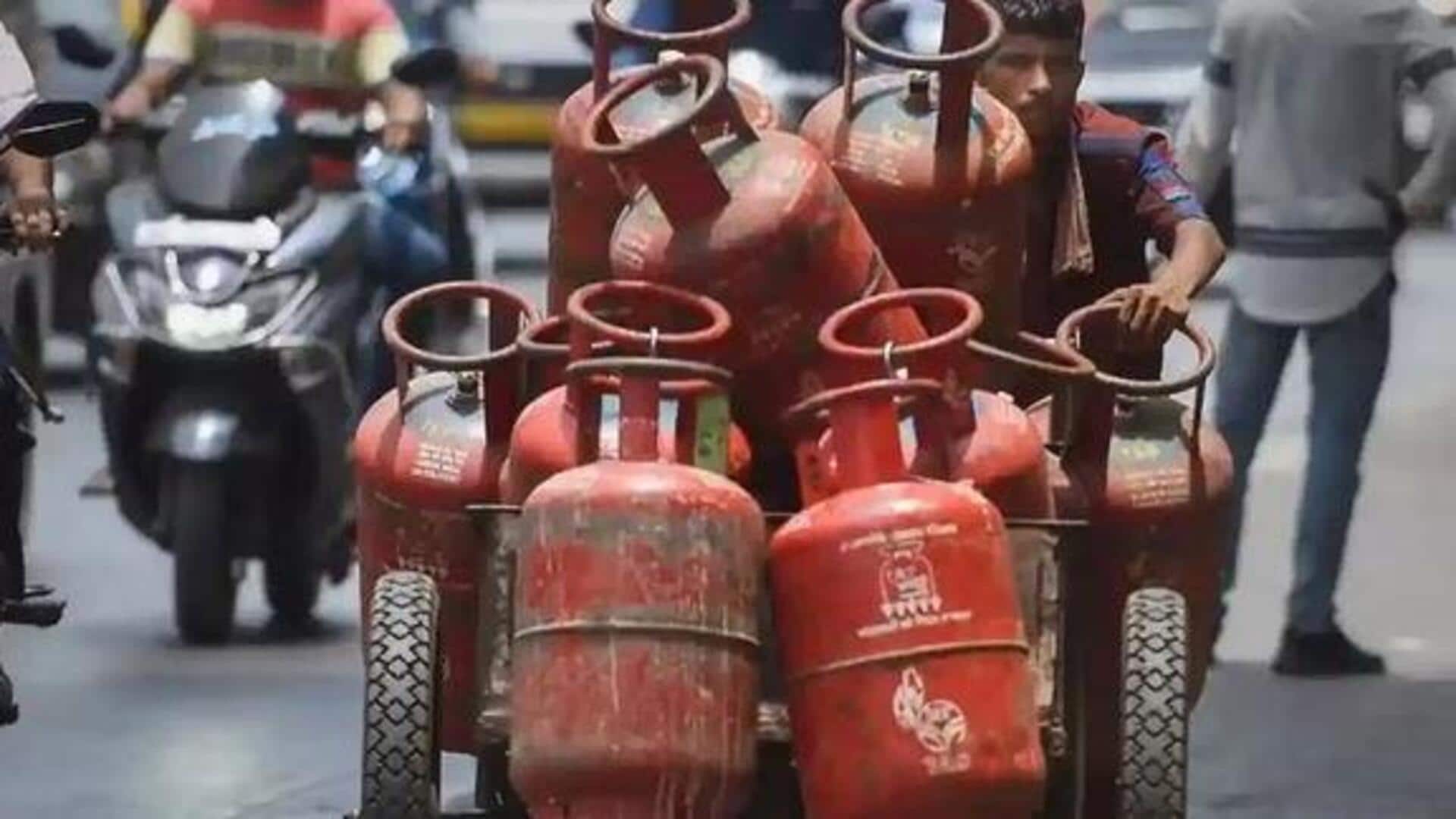 LPG: కమర్షియల్ ఎల్పీజీ సిలిండర్ ధరలు తగ్గింపు.. నేటి నుంచి కొత్త రేట్లు అమల్లోకి! LPG: కమర్షియల్ ఎల్పీజీ సిలిండర్ ధరలు తగ్గింపు.. నేటి నుంచి కొత్త రేట్లు అమల్లోకి!
