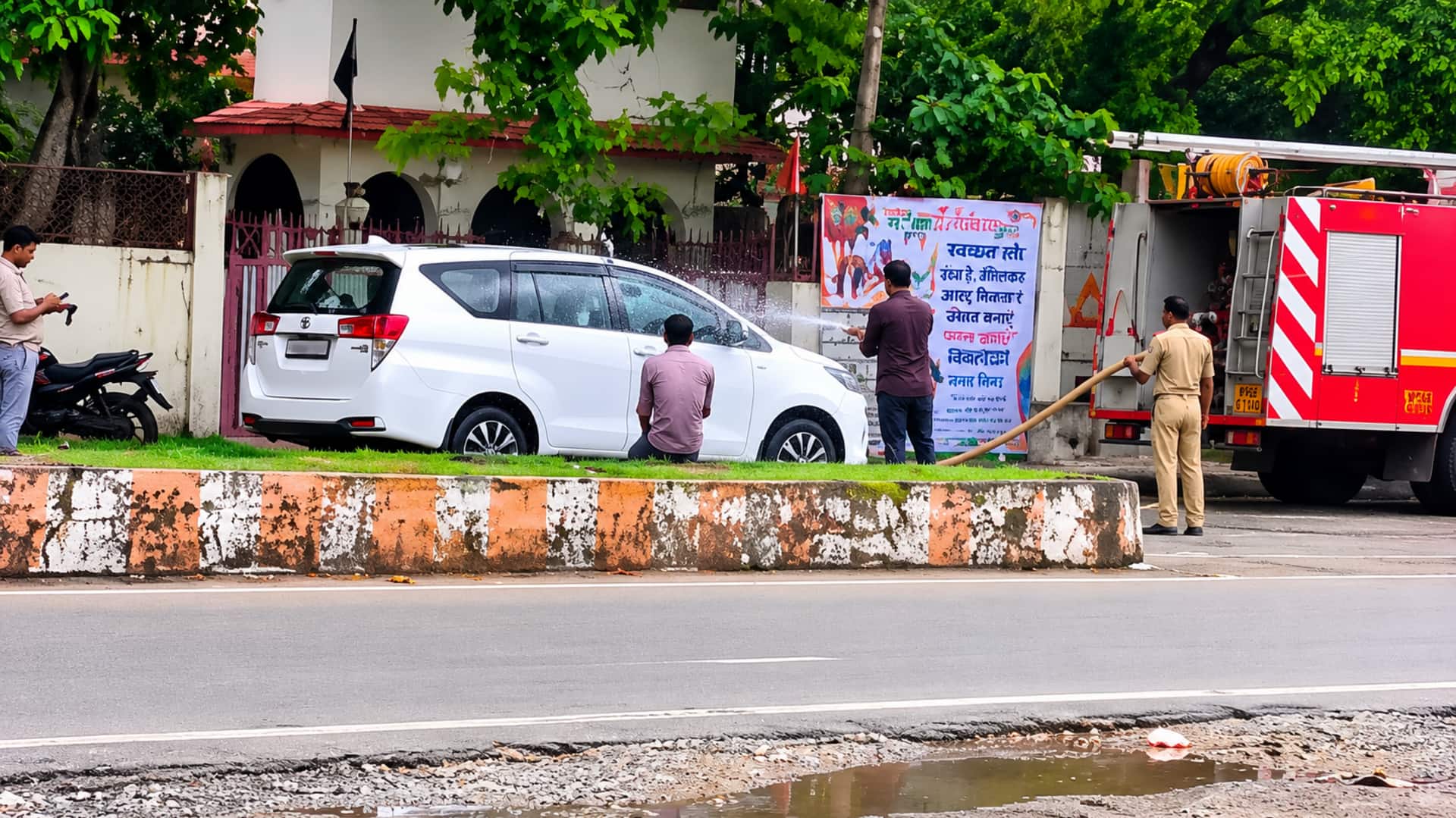 BJP MLA Car: ఫైరింజిన్ నీటితో బీజేపీ ఎమ్మెల్యే కారు వాషింగ్.. వీడియో వైరల్