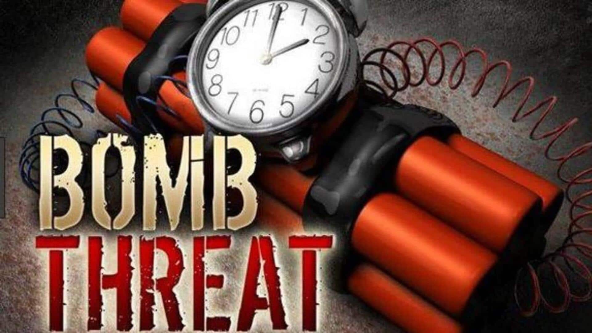 Bomb Threats: ఢిల్లీలోని రెండు పాఠశాలలకు బాంబు బెదిరింపులు.. ద్వారక,చాణక్యపురిలో సోదాలు Bomb Threats: ఢిల్లీలోని రెండు పాఠశాలలకు బాంబు బెదిరింపులు.. ద్వారక,చాణక్యపురిలో సోదాలు