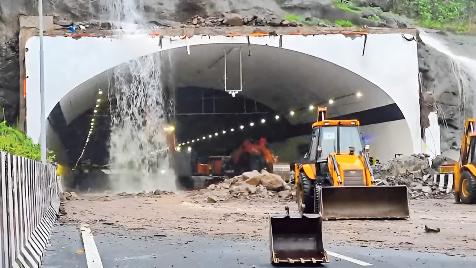 Mumbai: ముంబయిని ముంచెత్తిన వర్షాలు.. స్తంభించిన రహదారులు,రైలు మార్గాలు