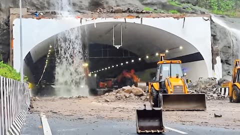 Mumbai: ముంబయిని ముంచెత్తిన వర్షాలు.. స్తంభించిన రహదారులు,రైలు మార్గాలు