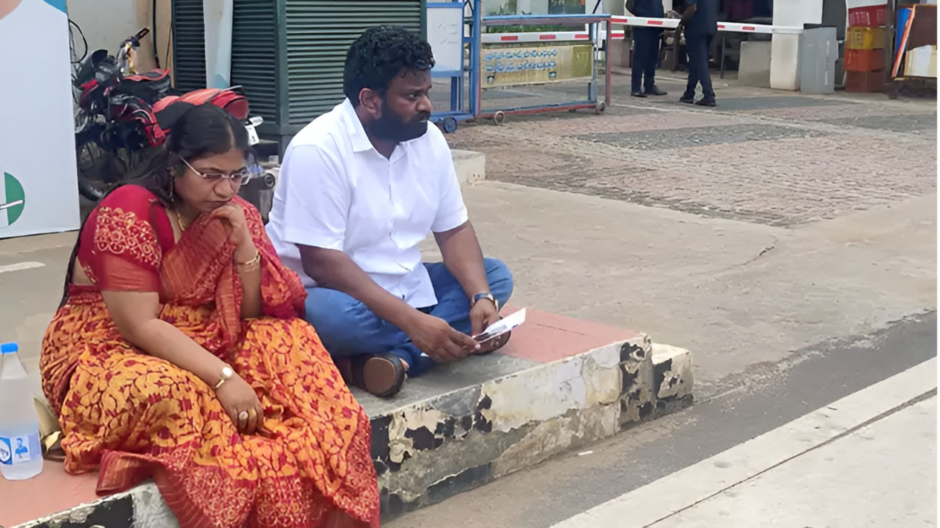 Borugadda Anil: తాడేపల్లిలో మాజీ సీఎం జగన్ నివాసం ముందు బోరుగడ్డ అనిల్ కుమార్ నిరసన