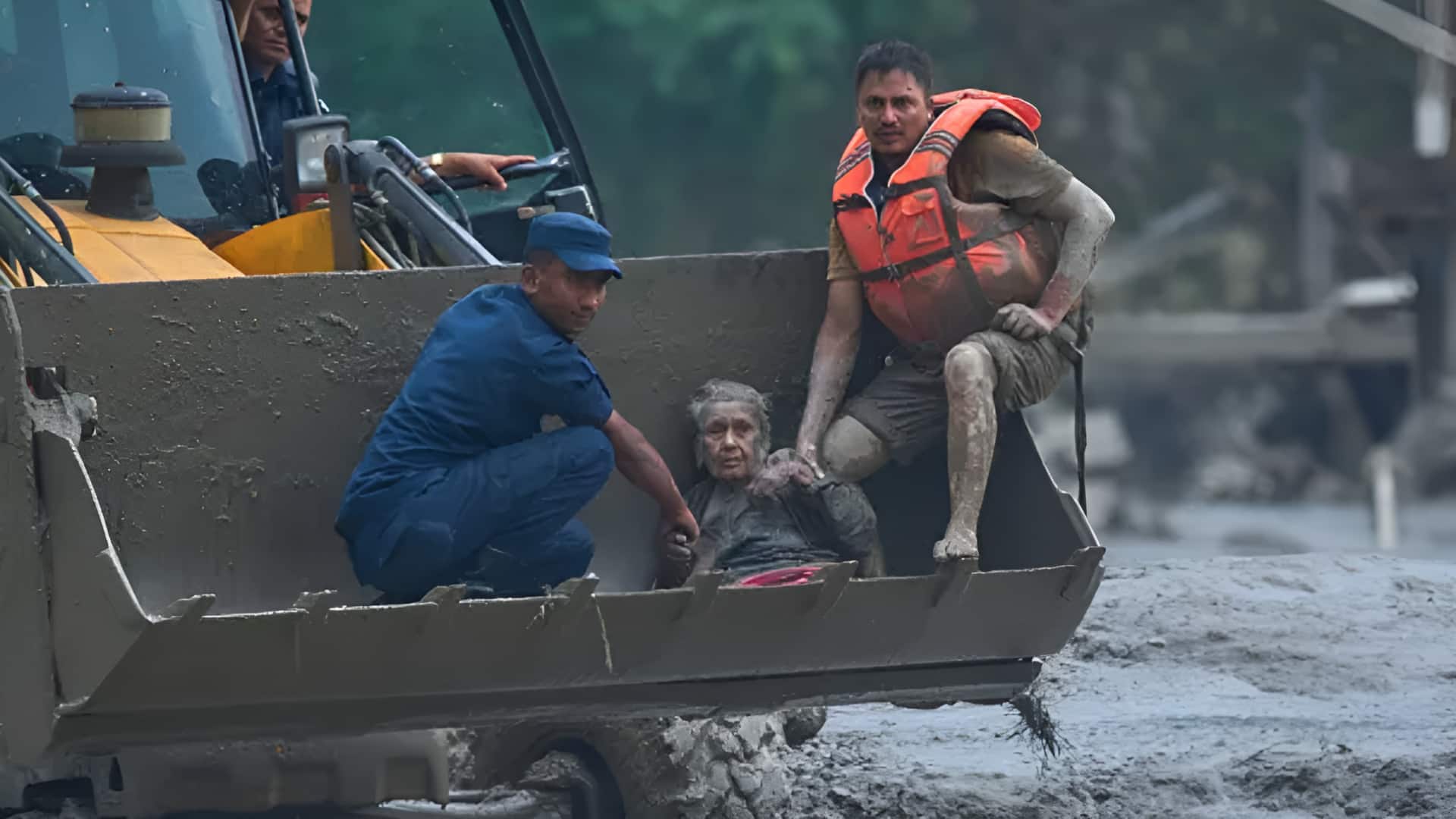 Nepal Floods Rescue: శిథిలాల్లో 97 ఏళ్ల వృద్ధురాలు.. నాలుగు గంటల రెస్క్యూ ఆపరేషన్‌తో సేఫ్