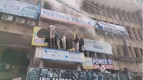 Fire Accident: అమీర్‌పేట మైత్రీవనం వద్ద అగ్నిప్రమాదం.. కోచింగ్ సెంటర్‌లో చిక్కుకున్న విద్యార్థులు