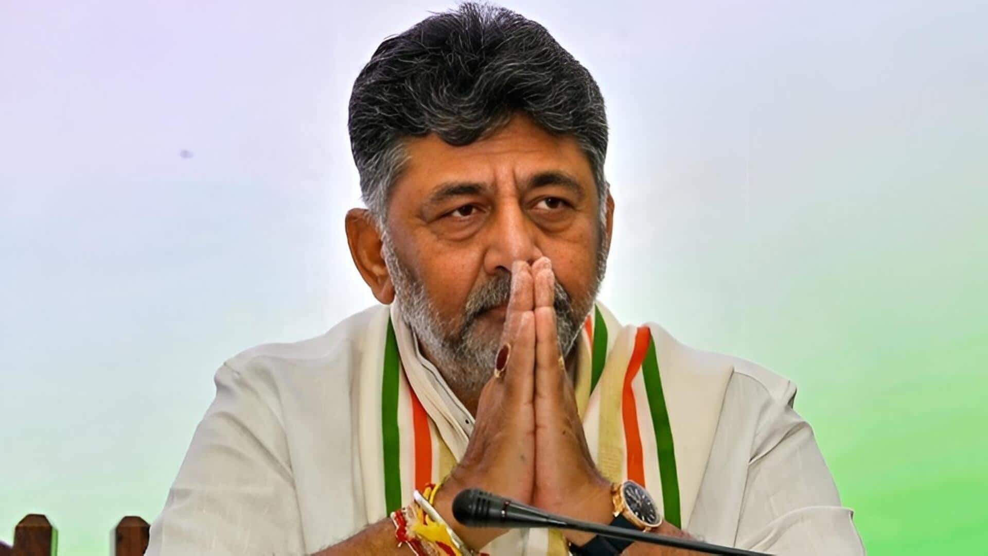 DK Shivakumar: సగం తిన్న యాపిల్‌ను జనంపైకి విసిరిన డీకే శివకుమార్.. సోషల్ మీడియాలో నెటిజన్ల ఆగ్రహం