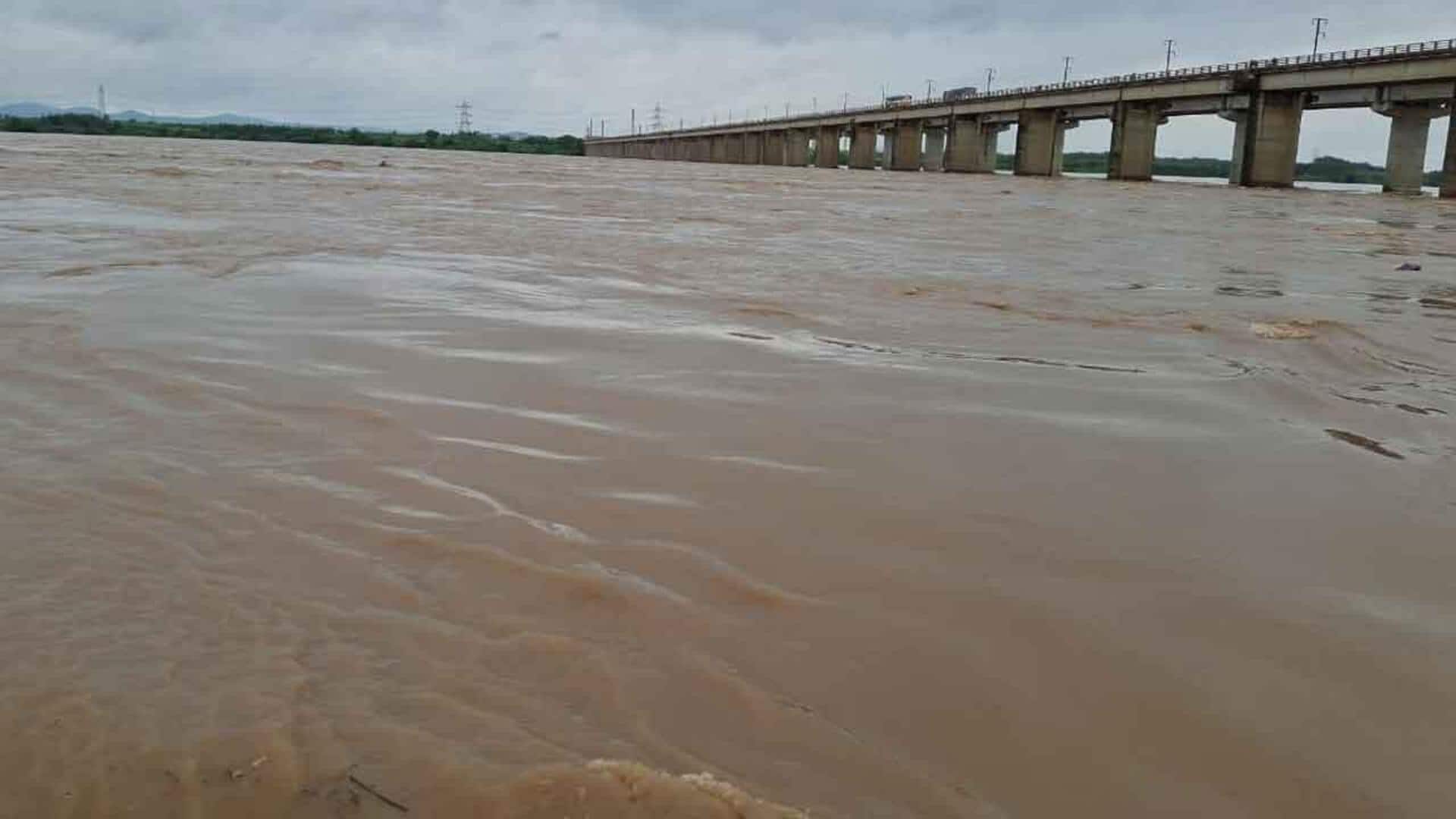 Godavari: ఉధృతంగా ప్రవహిస్తున్న గోదావరి నది : రెండో నంబర్ ప్రమాద హెచ్చరిక 