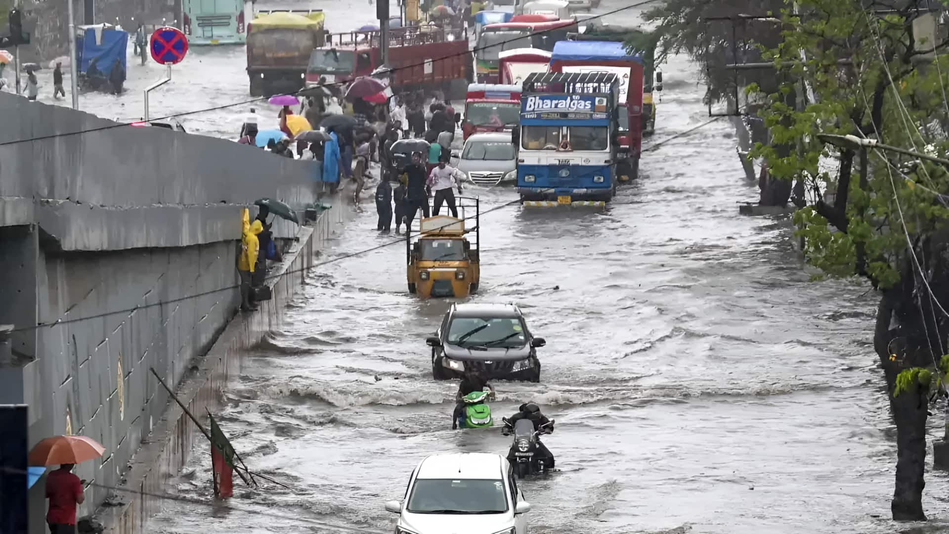 Mumbai Rain Alert: ముంబైని అతలాకుతలం చేస్తున్న భారీ వర్షాలు.. పాఠశాలలకు సెలవు, విమానాలపై తీవ్ర ప్రభావం
