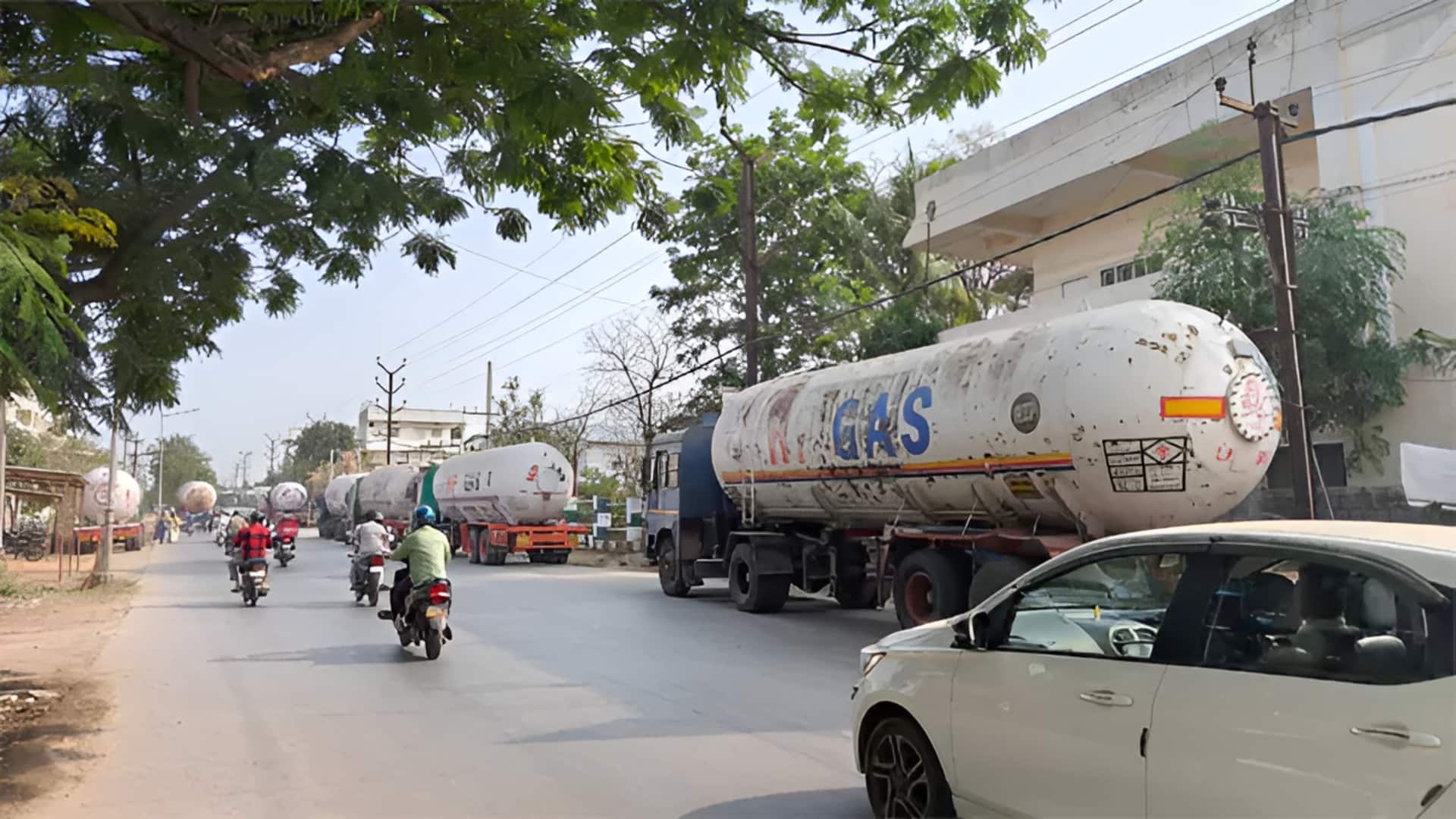 Telangana: టోకెన్ విధానంలో కమర్షియల్ సిలిండర్లు.. చర్లపల్లిలో వాహనాల రద్దీ