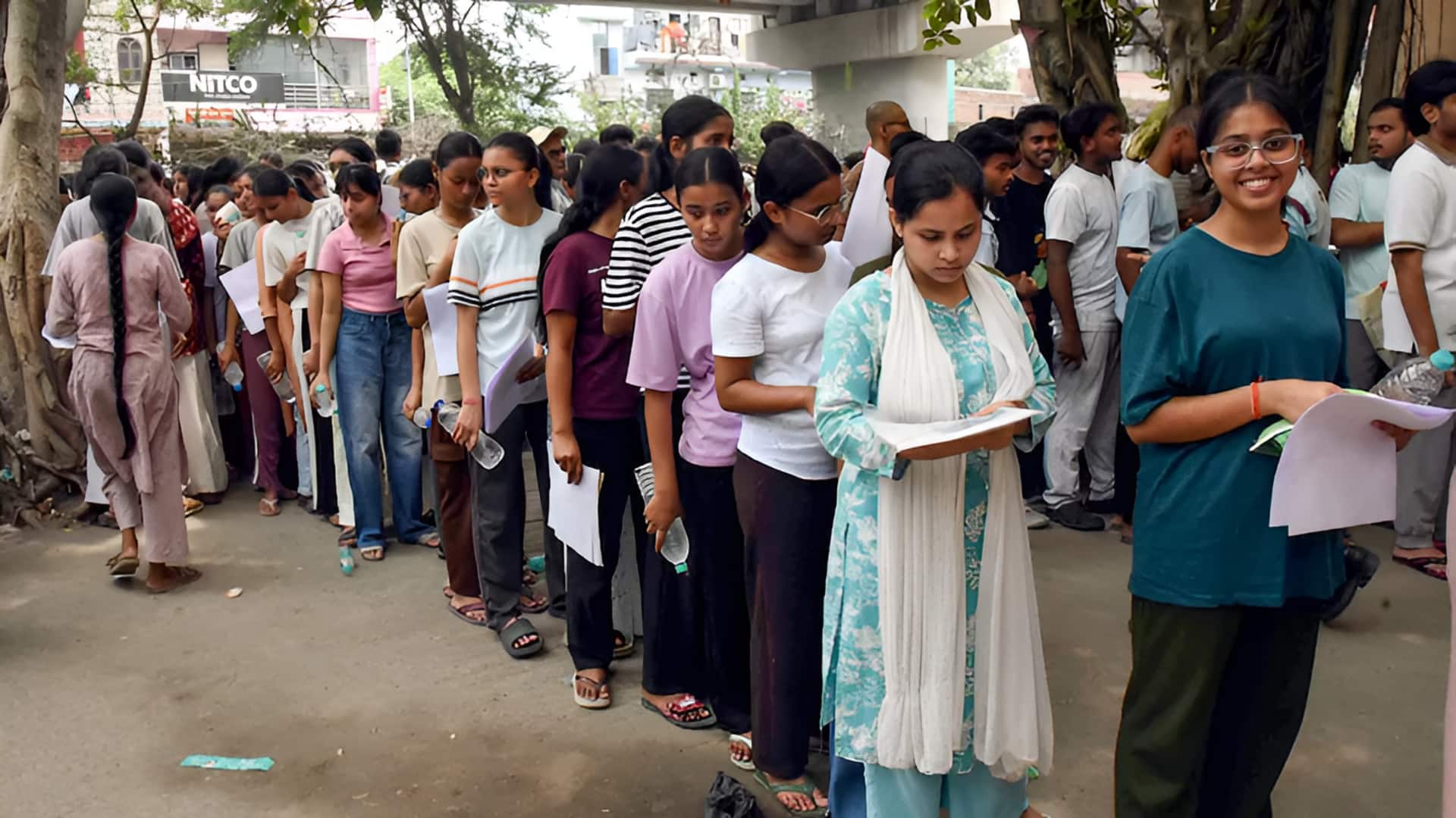 NEET UG Re-Exam: నీట్ రీ-ఎగ్జామ్‌లో భారీ మోసం.. ఇతరుల తరఫున పరీక్ష రాసేందుకు వచ్చిన 9 మంది అరెస్ట్
