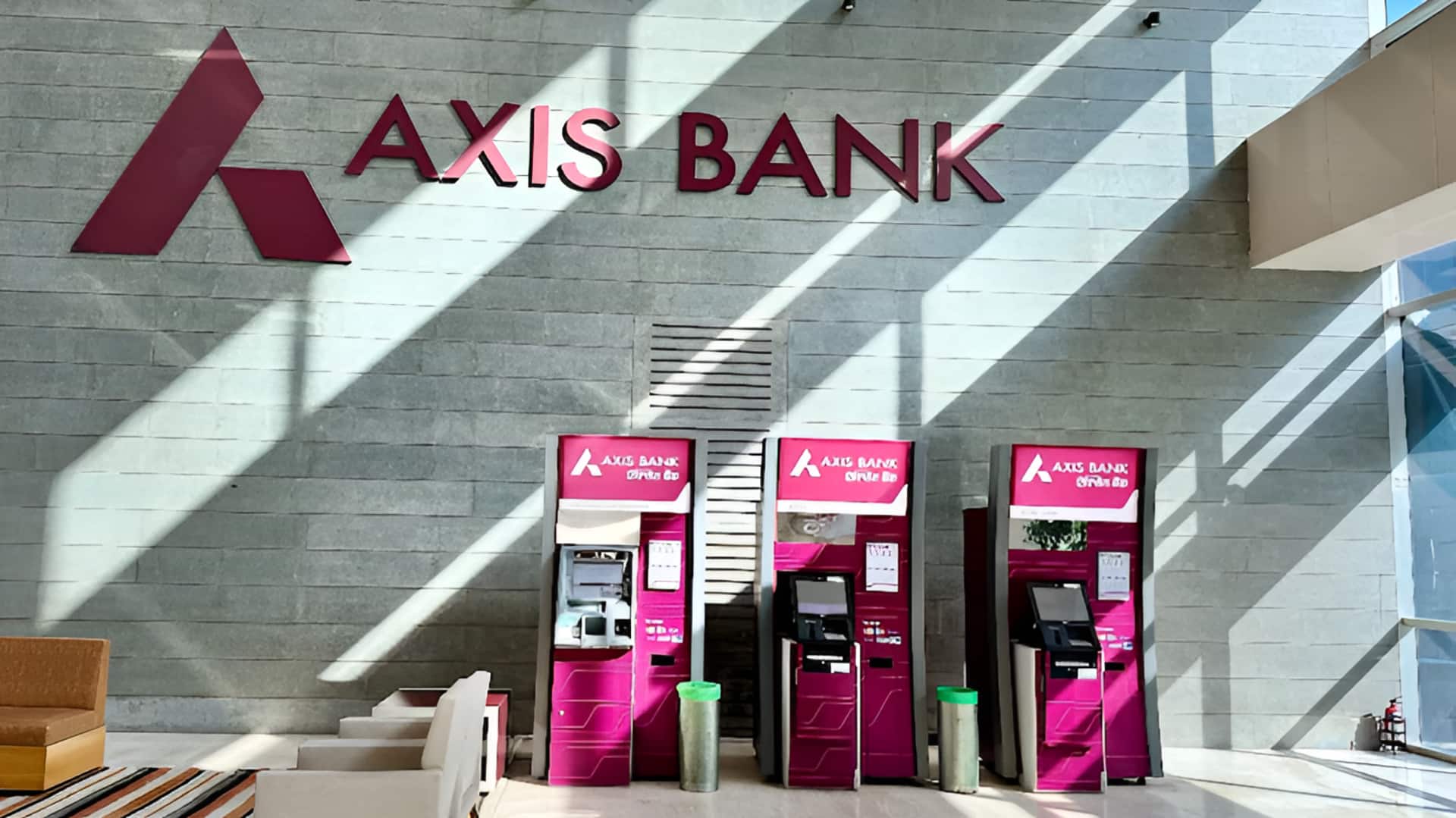 Axis Bank: టెక్నాలజీ ప్రభావం.. యాక్సిస్ బ్యాంకులో తగ్గిన 3,000 మంది ఉద్యోగులు